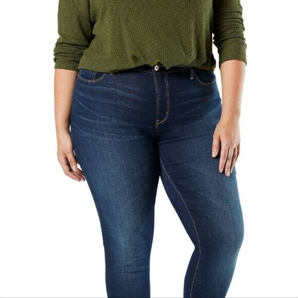Levis Strauss Signature Curvy Bootleg - Picture 1 of 6